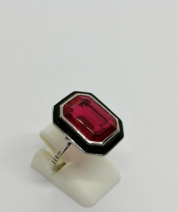 Bague argent, de forme octogonale, avec liseré d'émail noir et pierre rouge de synthèse, Art Déco, Français. – Image 2
