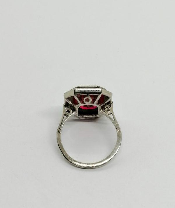 Bague argent, de forme octogonale, avec liseré d'émail noir et pierre rouge de synthèse, Art Déco, Français. – Image 4