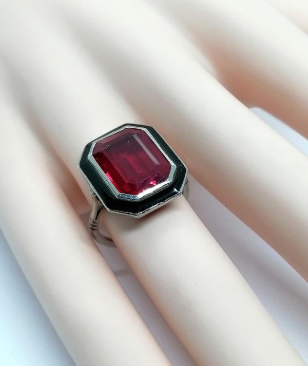 Bague argent, de forme octogonale, avec liseré d'émail noir et pierre rouge de synthèse, Art Déco, Français. – Image 5