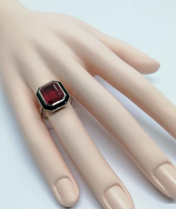 Bague argent, de forme octogonale, avec liseré d'émail noir et pierre rouge de synthèse, Art Déco, Français. – Image 6
