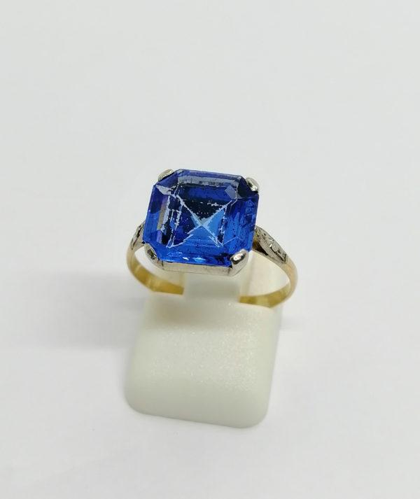 Bague argent et or, avec gros strass bleu, de forme carré, marcasites, Français 1925.