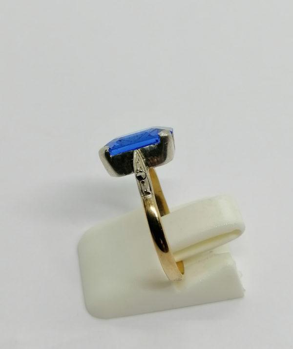 Bague argent et or, avec gros strass bleu, de forme carré, marcasites, Français 1925. – Image 2