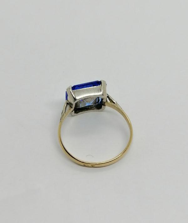 Bague argent et or, avec gros strass bleu, de forme carré, marcasites, Français 1925. – Image 3