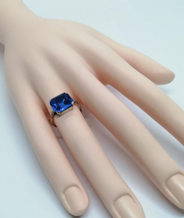 Bague argent et or, avec gros strass bleu, de forme carré, marcasites, Français 1925. – Image 4