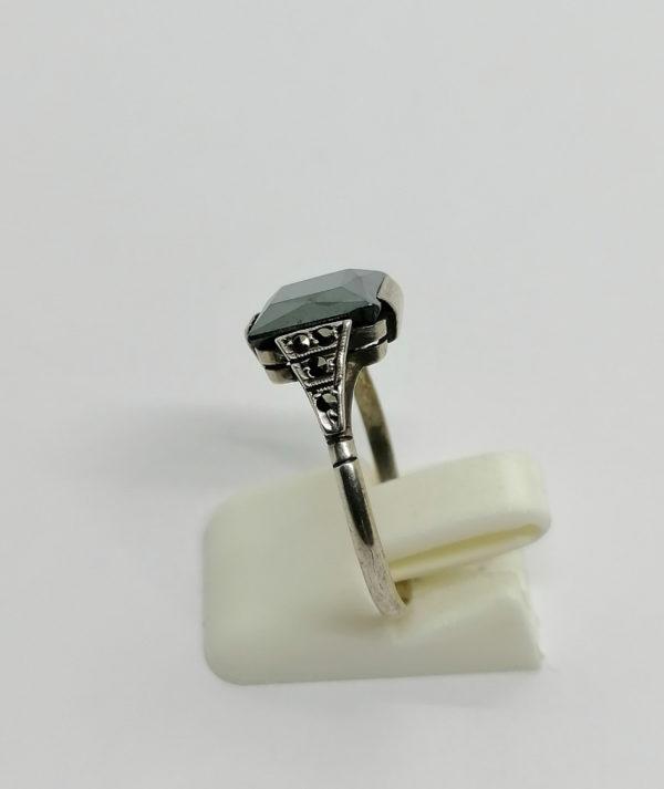 Bague argent, hématite carré, motifs triangulaires et marcasites , Art Déco. – Image 2