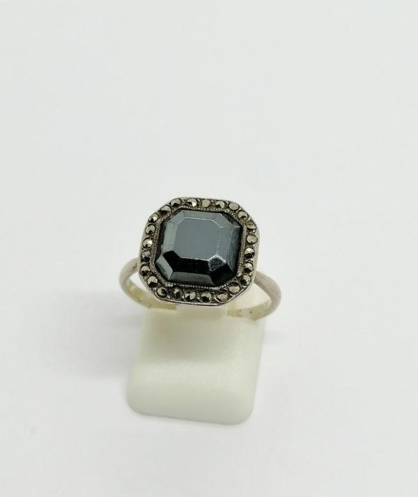 Bague argent, hématite octogonale et entourage de marcasites, Art Déco.
