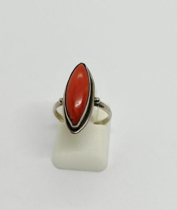 Bague argent, petite marquise avec corail, 1920-30.