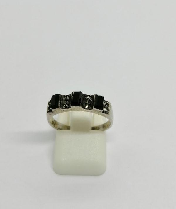 Bague argent, chaton structuré avec onyx et pavage de marcasites, Art Déco.