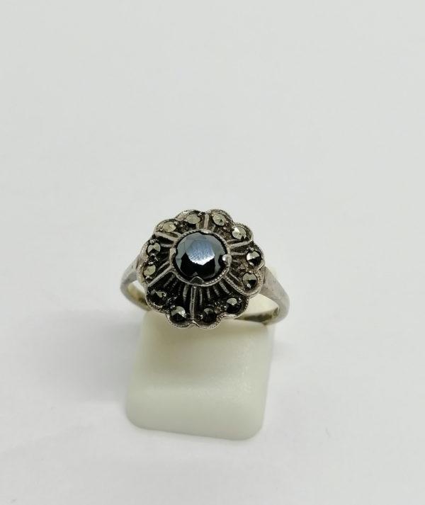 Bague argent, forme fleur au centre hématite ronde et marcasites, Art Déco.