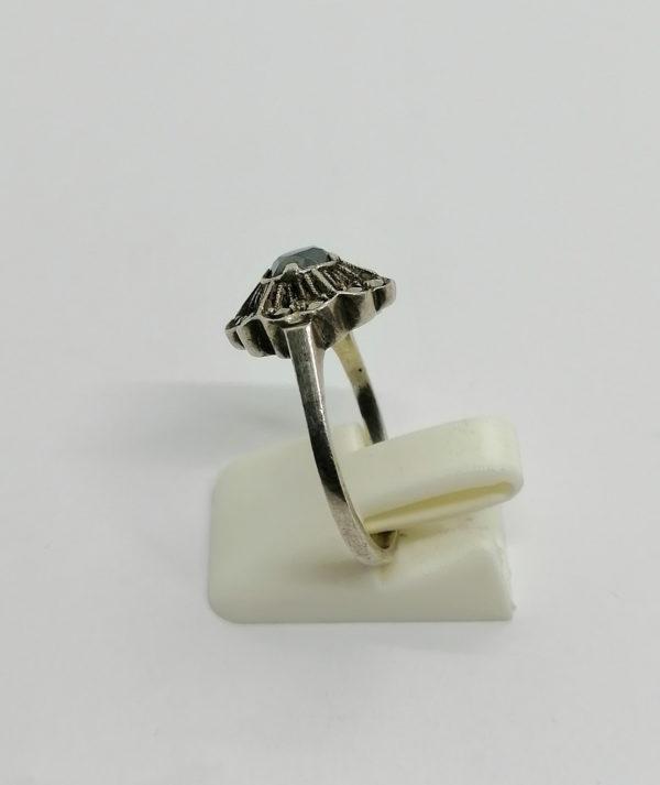 Bague argent, forme fleur au centre hématite ronde et marcasites, Art Déco. – Image 2