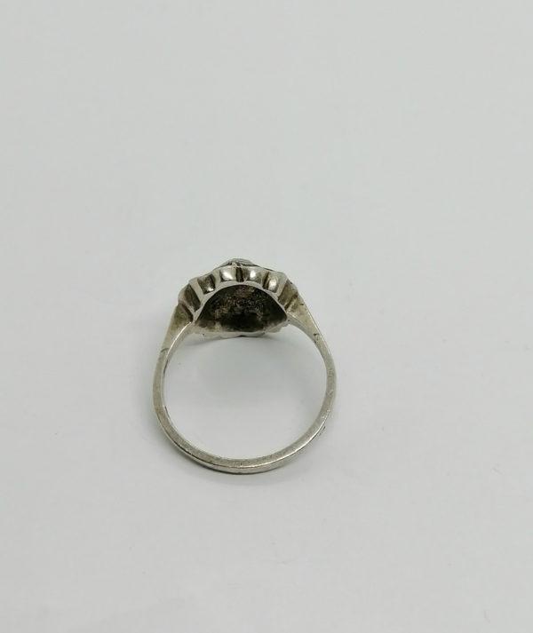 Bague argent, forme fleur au centre hématite ronde et marcasites, Art Déco. – Image 3