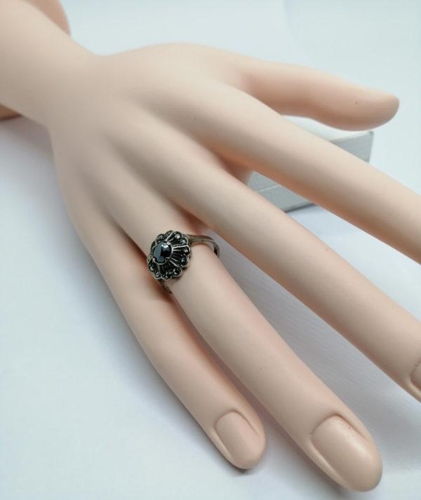 Bague argent, forme fleur au centre hématite ronde et marcasites, Art Déco. – Image 4
