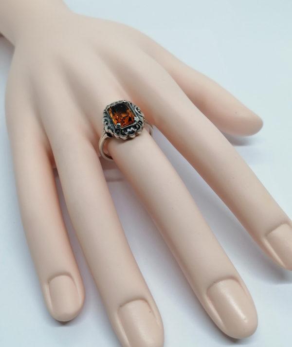 Bague argent, avec pierre de synthèse couleur citrine ambrée. – Image 4