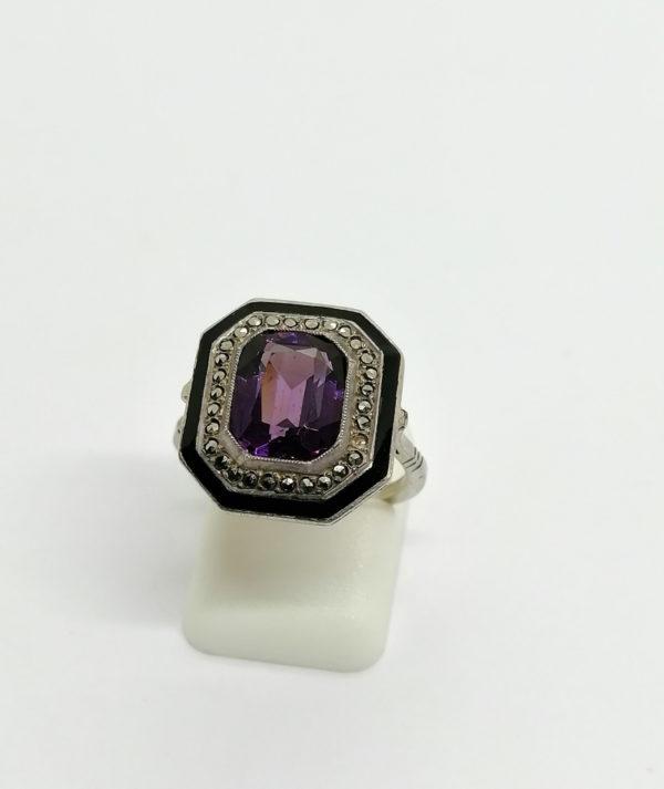 Bague argent, octogonale, liseré d'émail noir, marcasites et pierre de couleur violette, Français Art Déco.