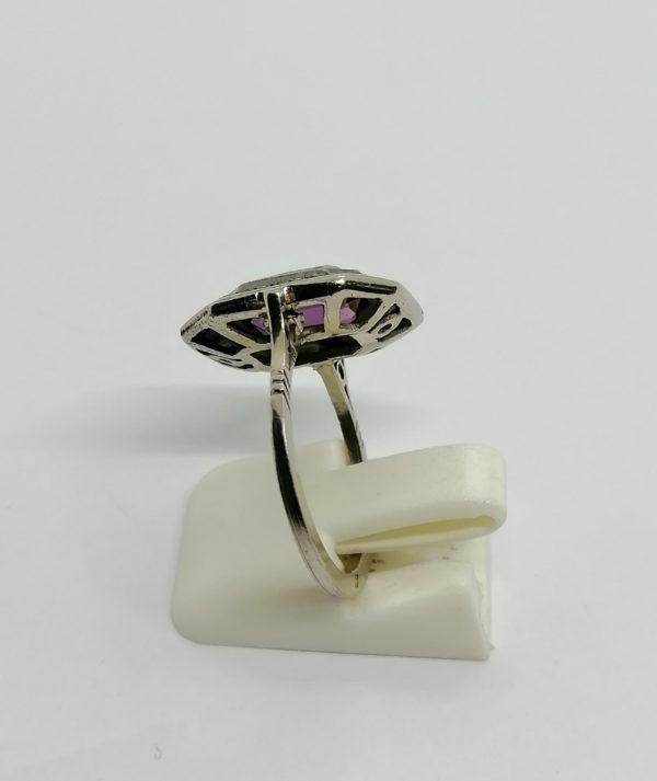 Bague argent, octogonale, liseré d'émail noir, marcasites et pierre de couleur violette, Français Art Déco. – Image 3