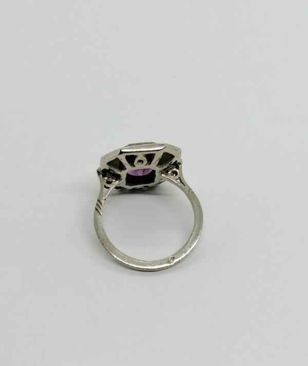 Bague argent, octogonale, liseré d'émail noir, marcasites et pierre de couleur violette, Français Art Déco. – Image 4