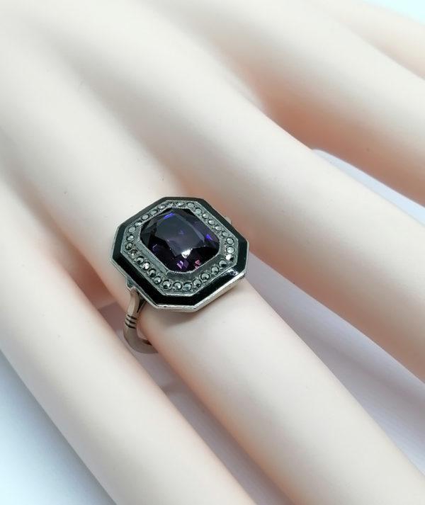 Bague argent, octogonale, liseré d'émail noir, marcasites et pierre de couleur violette, Français Art Déco. – Image 5