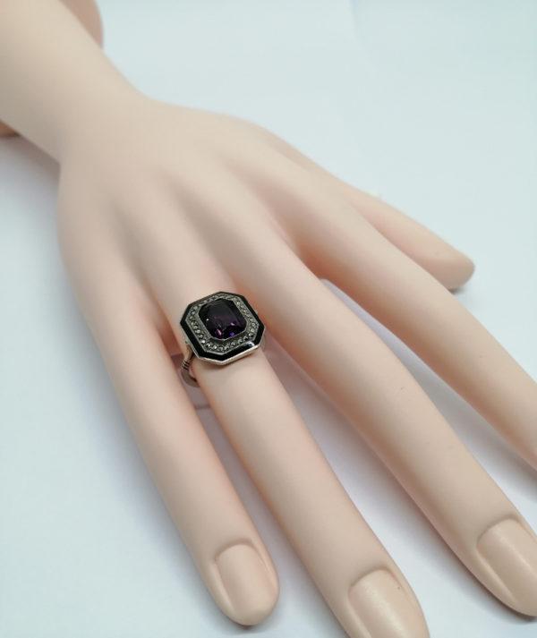 Bague argent, octogonale, liseré d'émail noir, marcasites et pierre de couleur violette, Français Art Déco. – Image 6