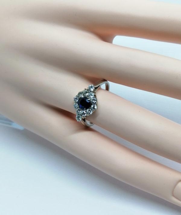 Bague argent, saphir de synthèse et vrais diamants taillés vers 1950. – Image 5