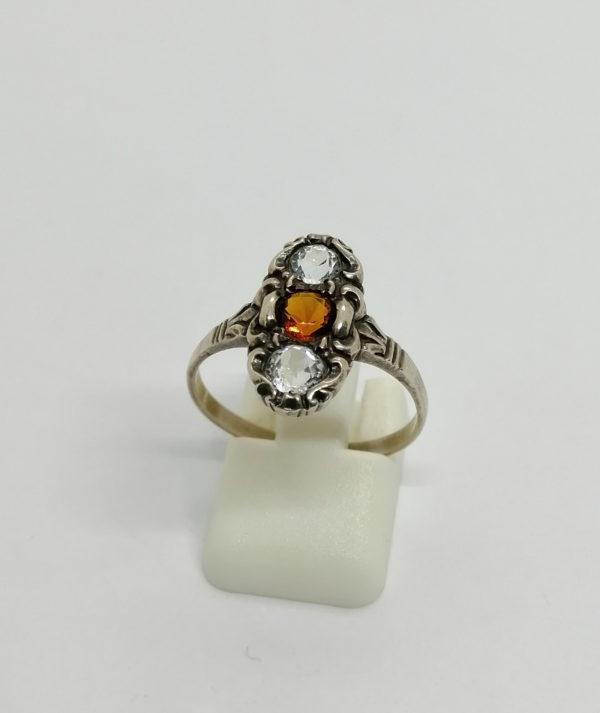 Bague argent, chaton ouvragé, aux trois pierres de synthèse.