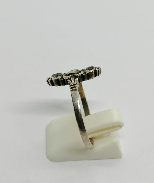 Bague argent, chaton ouvragé, aux trois pierres de synthèse. – Image 2