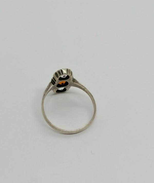 Bague argent, chaton ouvragé, aux trois pierres de synthèse. – Image 3