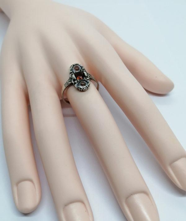 Bague argent, chaton ouvragé, aux trois pierres de synthèse. – Image 4