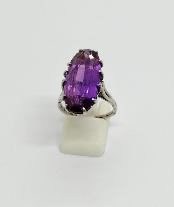 Bague argent, sur chaton un sertie griffes d'une améthyste de synthèse.