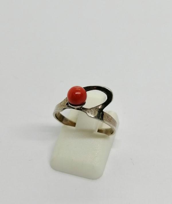 Bague argent , modèle avec une boule de corail, travail Français.