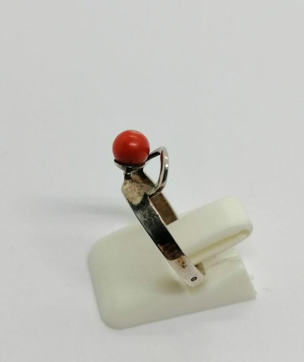 Bague argent , modèle avec une boule de corail, travail Français. – Image 2