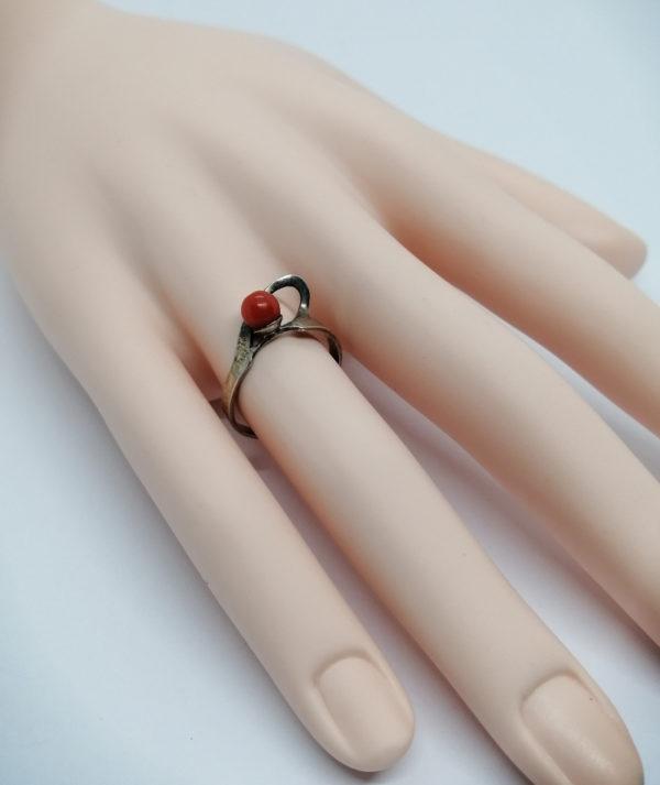 Bague argent , modèle avec une boule de corail, travail Français. – Image 4