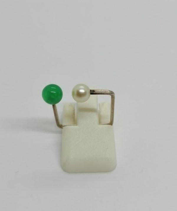 Bague argent de forme carré, avec perle de culture et agate verte, 1960.