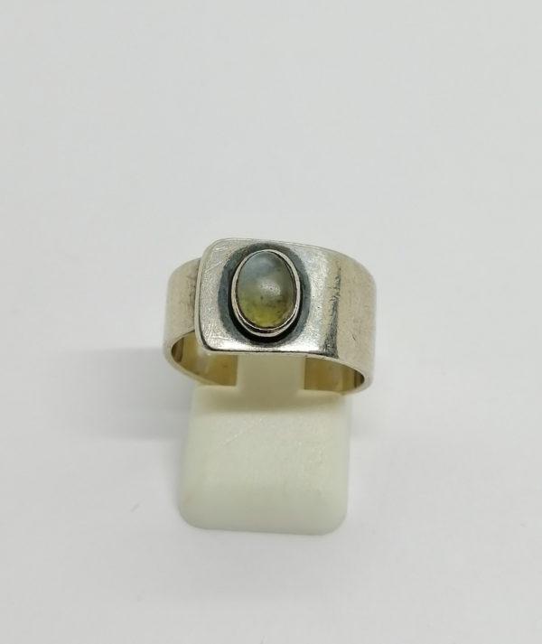 Bague argent, anneau large et sertie clos d'un cabochon.