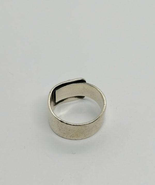 Bague argent, anneau large et sertie clos d'un cabochon. – Image 3