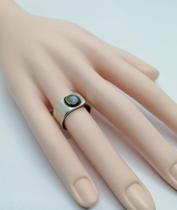 Bague argent, anneau large et sertie clos d'un cabochon. – Image 4