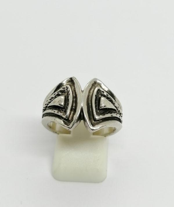 Bague argent, modèle un peu tribal, Français 1980-90.