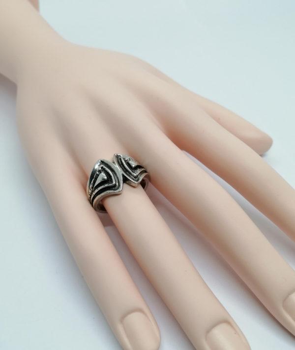 Bague argent, modèle un peu tribal, Français 1980-90. – Image 4