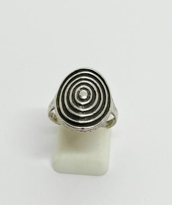 Bague argent, modèle coquillage ou cible, de forme ovale.