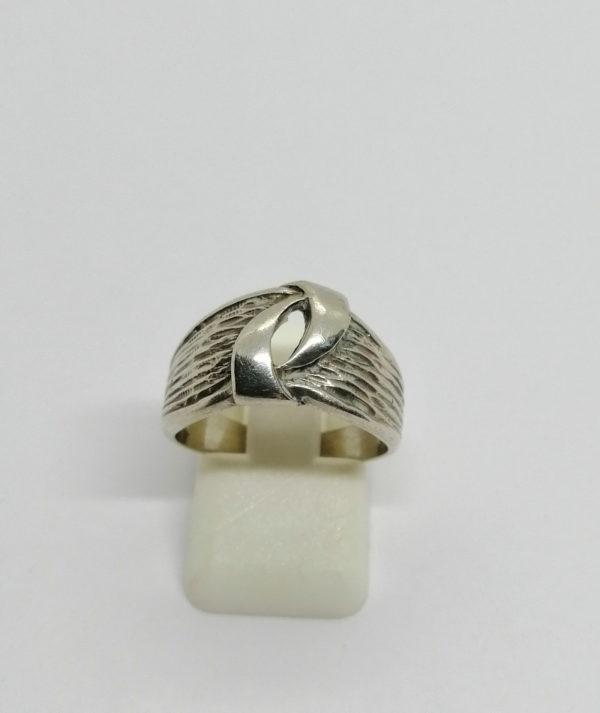 Bague argent, modèle façon ruban croisé, vers 1980-90.