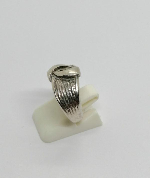 Bague argent, modèle façon ruban croisé, vers 1980-90. – Image 2