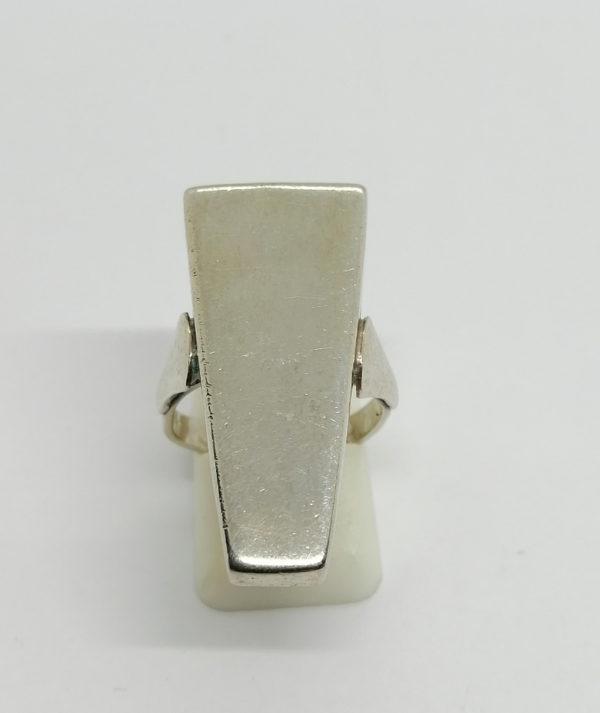 Bague argent, modèle en forme de trapèze.