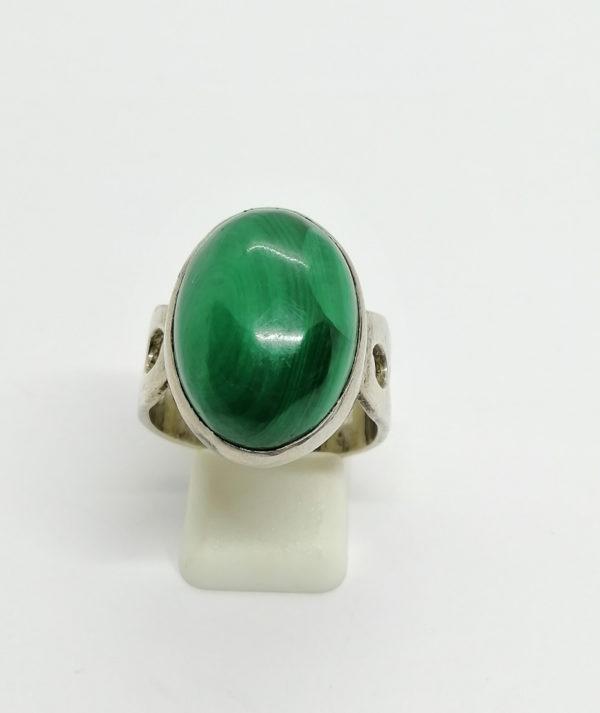 Bague argent, monture ajourée et gros cabochon de malachite, Français vers 1960.