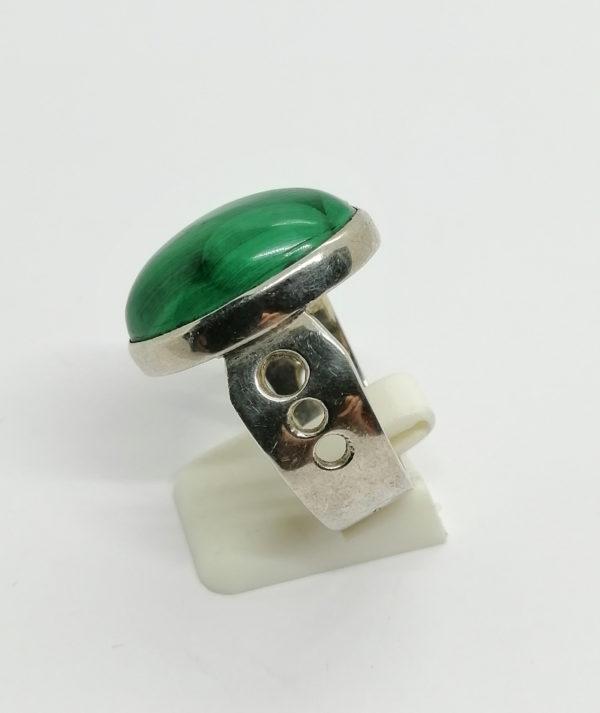 Bague argent, monture ajourée et gros cabochon de malachite, Français vers 1960. – Image 2