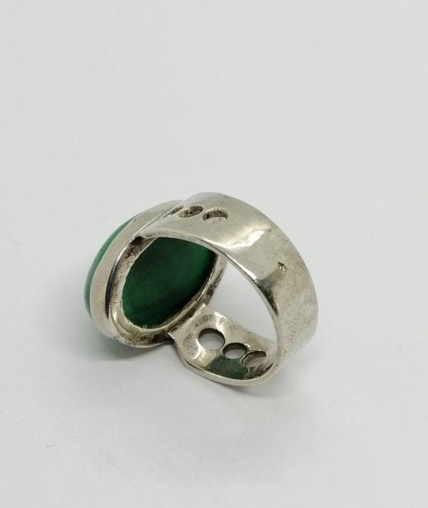 Bague argent, monture ajourée et gros cabochon de malachite, Français vers 1960. – Image 3