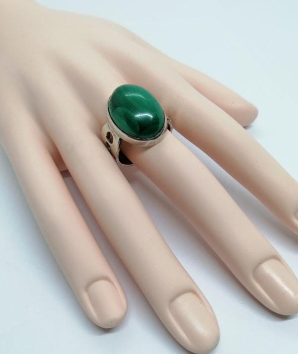 Bague argent, monture ajourée et gros cabochon de malachite, Français vers 1960. – Image 4