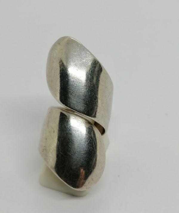 Bague argent , gros modèle large qui s'enroule sur le doigt.