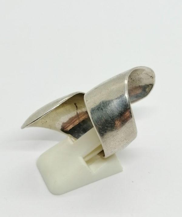 Bague argent , gros modèle large qui s'enroule sur le doigt. – Image 2