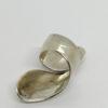 Bague argent , gros modèle large qui s'enroule sur le doigt. – Image 3