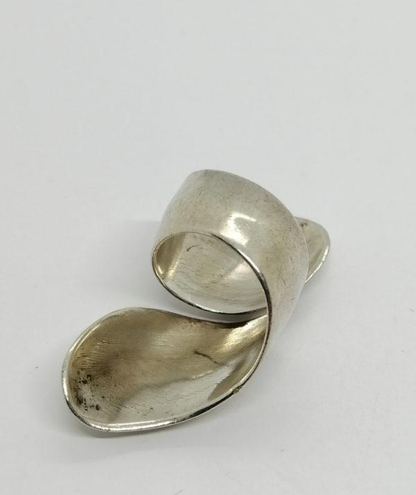 Bague argent , gros modèle large qui s'enroule sur le doigt. – Image 3