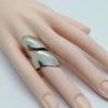 Bague argent , gros modèle large qui s'enroule sur le doigt. – Image 4